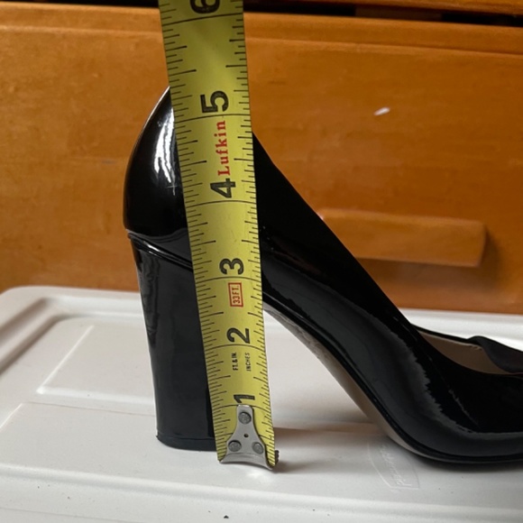Black patent leather pumps with fabric inset - Picture 2 of 10